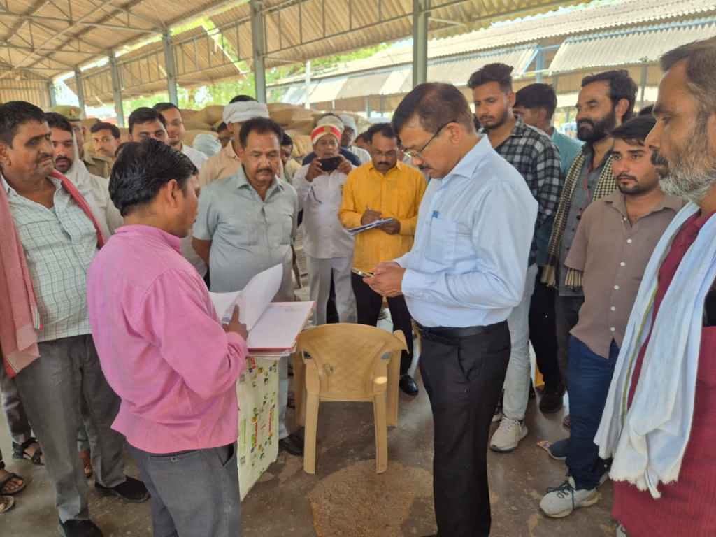 गेहूं खरीद केंद्र पहुंचे डीएम, किसानों से लिया फीडबैक; बोले— “किसानों को नहीं होने देंगे कोई&nbsp;परेशानी”
