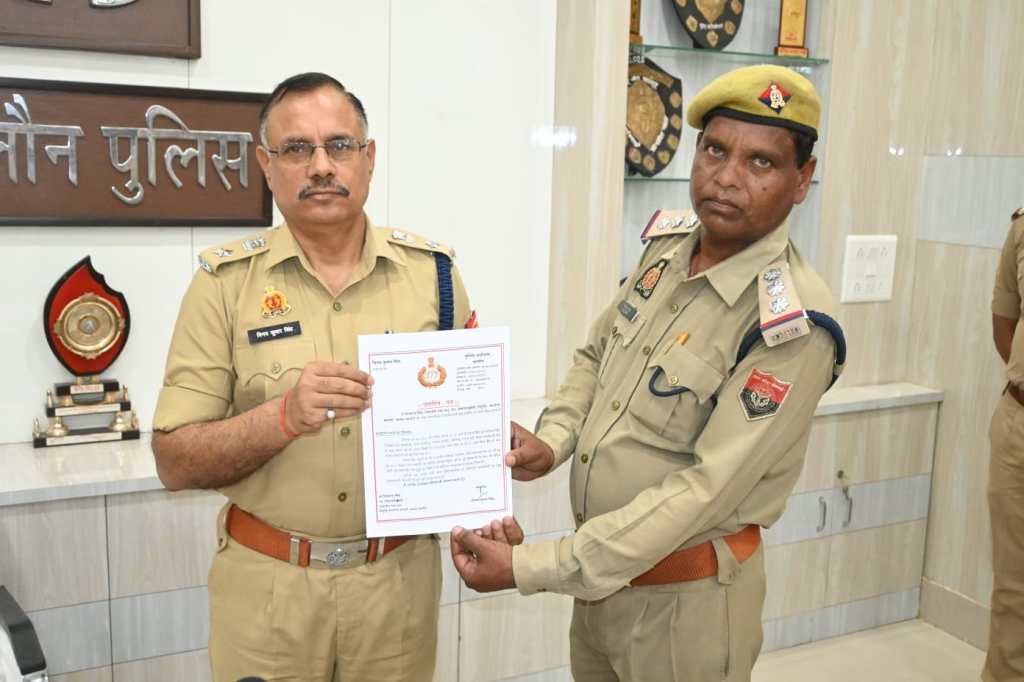 ईमानदारी का परिचय देने वाले होमगार्ड कम्पनी कमाण्डर&nbsp;सम्मानित