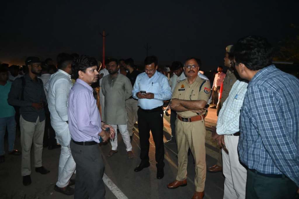 कोंच-उरई मार्ग पर बड़ा हादसा, खाई में पलटी यात्री बस; महिला की मौत, कई&nbsp;घायल