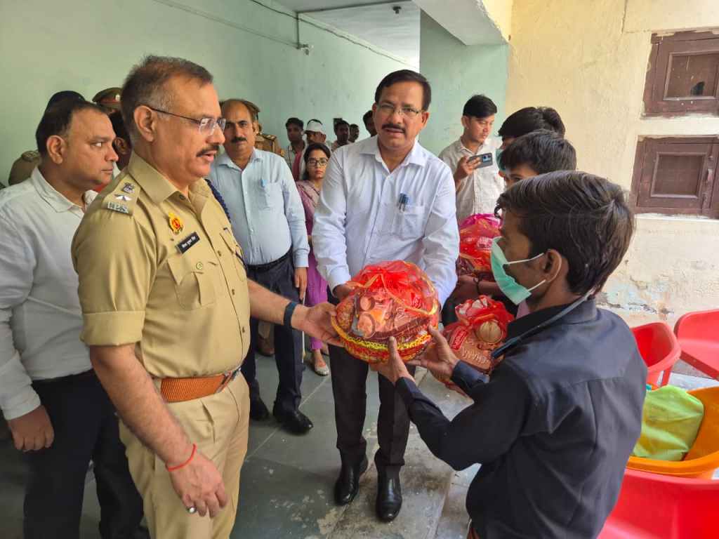 सम्पूर्ण समाधान दिवस में डीएम-एसपी ने सुनीं फरियादें, 12 शिकायतों का मौके पर&nbsp;निस्तारण