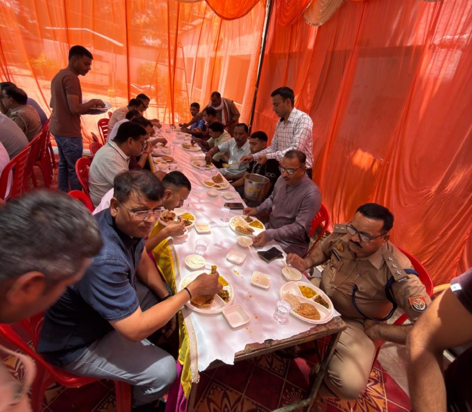 कुठौंद थाना में पारिवारिकता का सन्देश देने के लिए स्टाफ ने किया&nbsp;सहभोज
