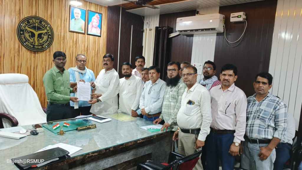 शिक्षक समस्याओं का हो शीघ्र निराकरण, राष्ट्रीय शैक्षिक महासंघ ने बीएसए को सौंपा&nbsp;ज्ञापन*