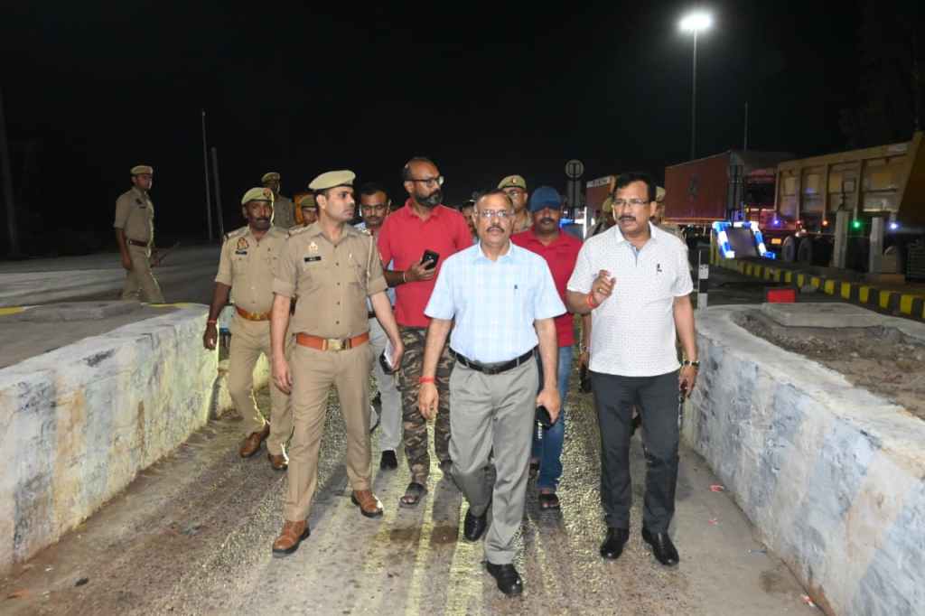 सड़क सुरक्षा को लेकर डीएम-एसपी रात में हाईवे पर उतरे, यमुना पुल से टोल प्लाजा तक किया निरीक्षण