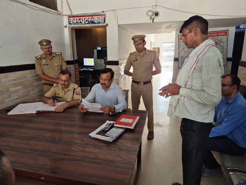 थाना समाधान दिवस में डीएम-एसपी सख्त, बोले— बिना अभिलेख पहुंचे लेखपाल तो एसडीएम-तहसीलदार भी होंगे&nbsp;जिम्मेदार
