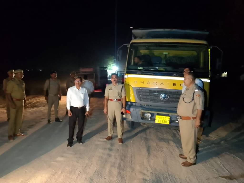 कालपी में प्रशासन की बड़ी कार्रवाई, ओवरलोड और बिना प्रपत्र चल रहे 24 ट्रक&nbsp;पकड़े