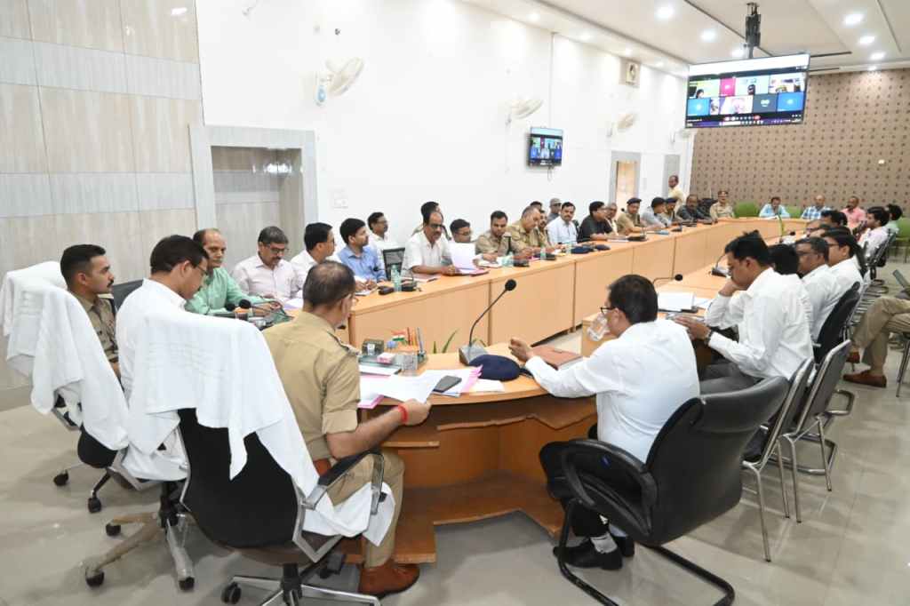 अवैध खनन रोकने के लिए डीएम ने रची अचूक व्यूह रचना , घाटों की निगरानी के लिए ड्रोन तैनात , सेटिंग गेटिंग ख़त्म करने के लिए अफसरों की एकल चेकिंग पर रोक