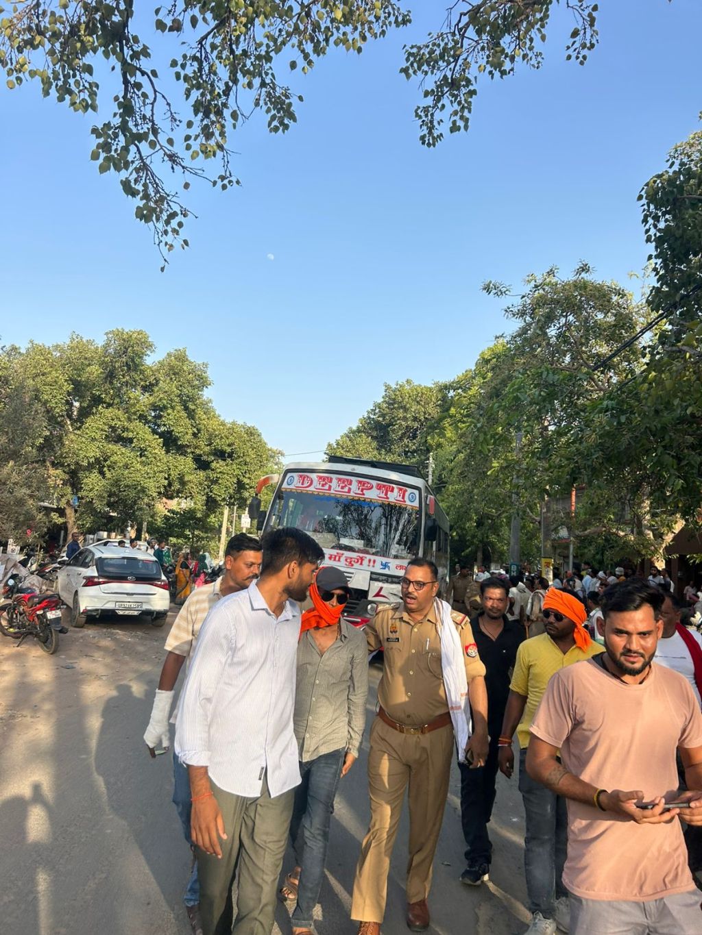 कथित धर्मांतरण की आशंका पर जालौन में हंगामा, बस रोककर 22 लोगों से&nbsp;पूछताछ