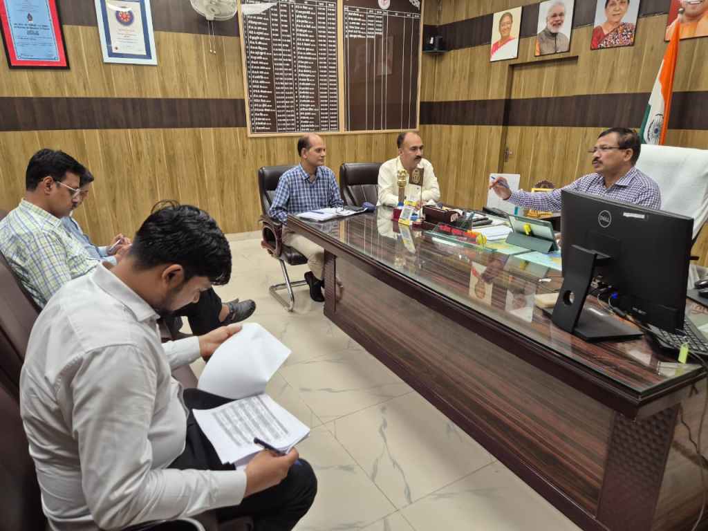 सीएम डैशबोर्ड समीक्षा में डीएम सख्त, सात अधिकारियों के वेतन पर&nbsp;रोक