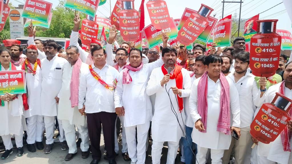 महंगाई, बेरोजगारी और किसानों की समस्याओं को लेकर सपा का प्रदर्शन, राज्यपाल के नाम सौंपा ज्ञापन