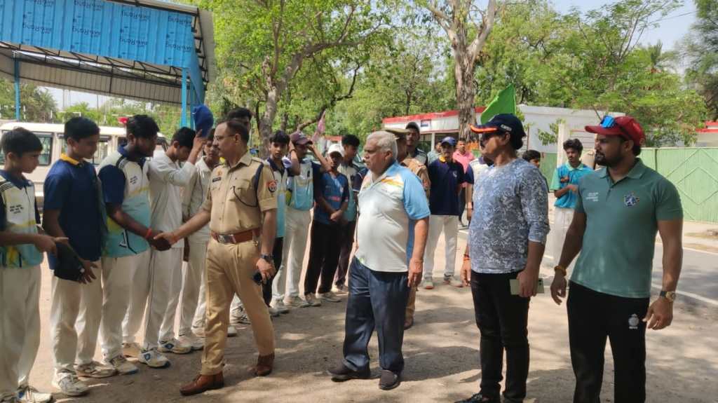 क्रिकेट समर कैंप पहुंचे एसपी विनय कुमार सिंह, खिलाड़ियों का बढ़ाया&nbsp;उत्साह