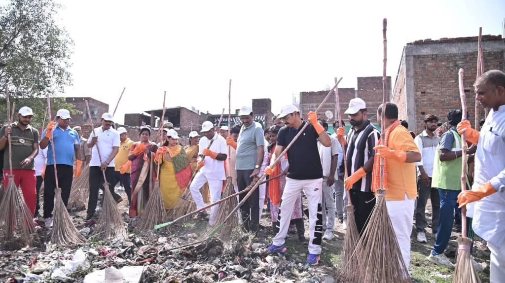 प्रभारी मंत्री संजय सिंह गंगवार ने स्वच्छता अभियान में किया श्रमदान, लगाया&nbsp;पौधा