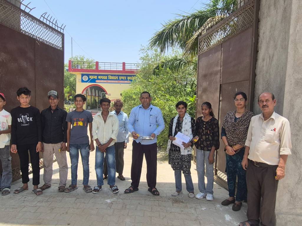 ग्रीष्मावकाश के बाद खुले स्कूल, छात्रों का तिलक और पुष्पवर्षा से&nbsp;स्वागत