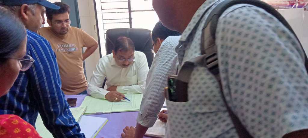 सीएमओ के औचक निरीक्षण में सात कर्मचारी देर से पहुंचे, समयपालन के दिए सख्त&nbsp;निर्देश
