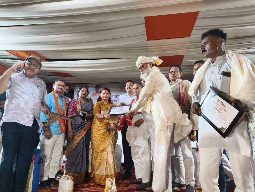 प्राकृतिक खेती को बढ़ावा देने वाले किसानों का हुआ सम्मान, 1000 किसानों की मौजूदगी में आयोजित हुआ&nbsp;समारोह