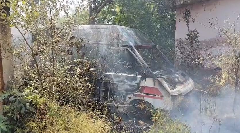 सीएचसी परिसर में खड़ी एम्बुलेंस में लगी आग, दमकल ने पाया काबू