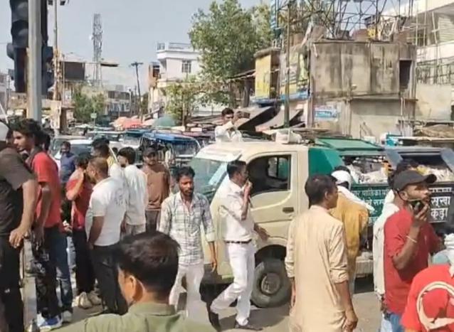 सफाईकर्मी से मारपीट के विरोध में कर्मचारियों का प्रदर्शन, कोतवाली के बाहर लगाया जाम