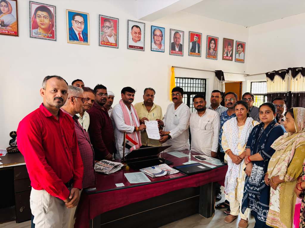 टीईटी से पूर्व नियुक्त शिक्षकों को राहत देने की मांग, सांसद प्रतिनिधि को सौंपा&nbsp;ज्ञापन