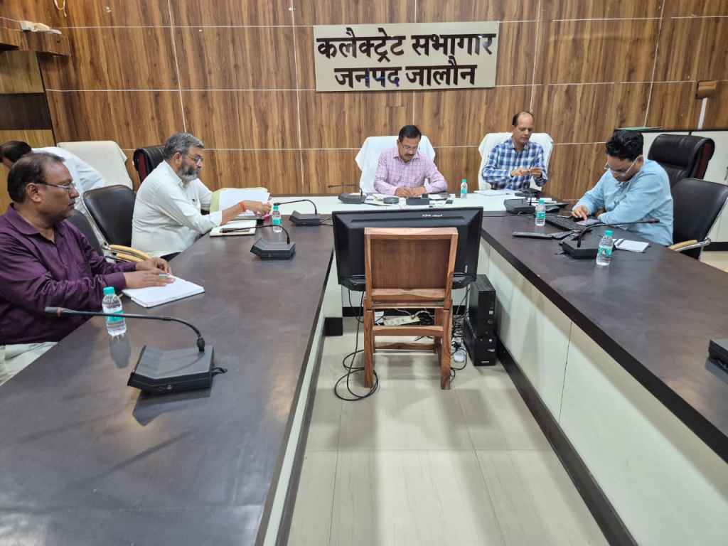 मूंग खरीद में लापरवाही पर डीएम सख्त, अधिकारियों को लगाई फटकार