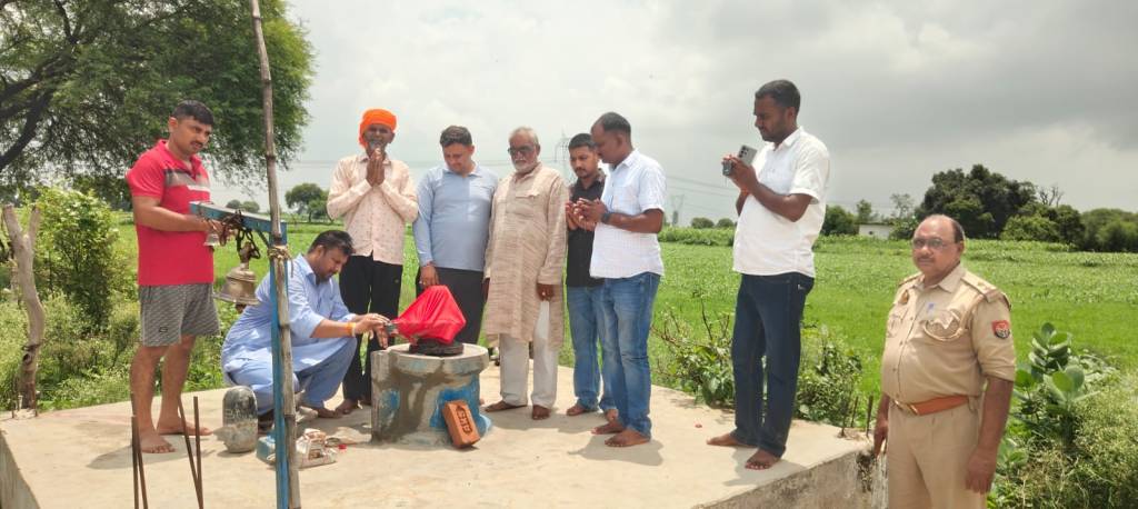 सावन में शिवलिंग क्षतिग्रस्त मिलने से हड़कंप, पुलिस ने कराया नया शिवलिंग स्थापित