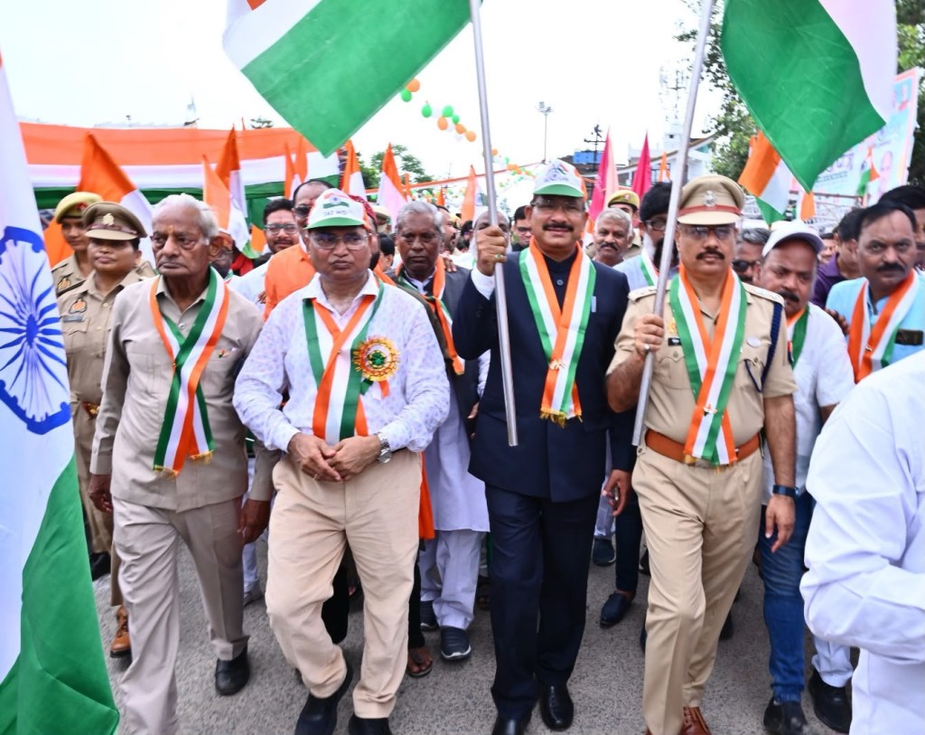 111 मीटर तिरंगे के साथ निकली ऐतिहासिक तिरंगा यात्रा, रन फॉर यूनिटी ने दिया एकता का&nbsp;संदेश