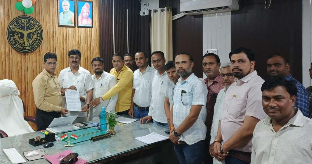 शिक्षकों की 10 सूत्रीय मांगों को लेकर बीएसए से मिला शैक्षिक महासंघ का&nbsp;प्रतिनिधिमंडल