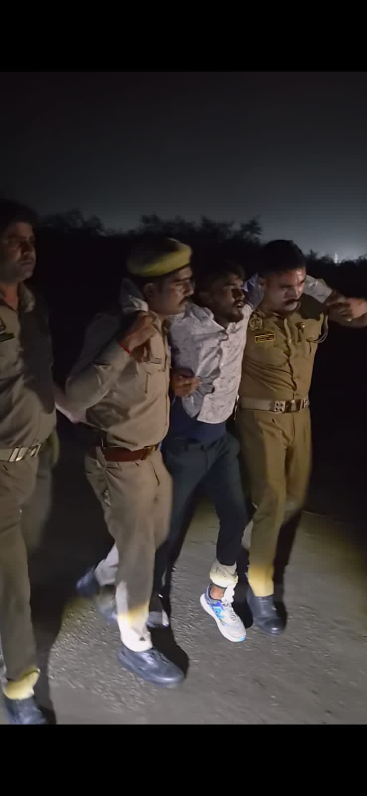 पुलिस मुठभेड़ में चेन स्नैचर गिरफ्तार, गोली लगने से घायल; तमंचा, मंगलसूत्र और बाइक बरामद