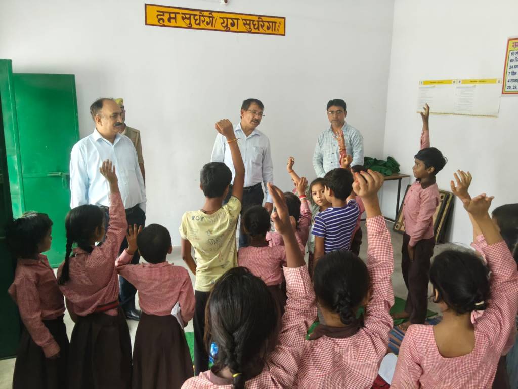 जिलाधिकारी ने प्राथमिक विद्यालय बघौरा का किया औचक निरीक्षण, बच्चों से संवाद कर स्वयं बने शिक्षक