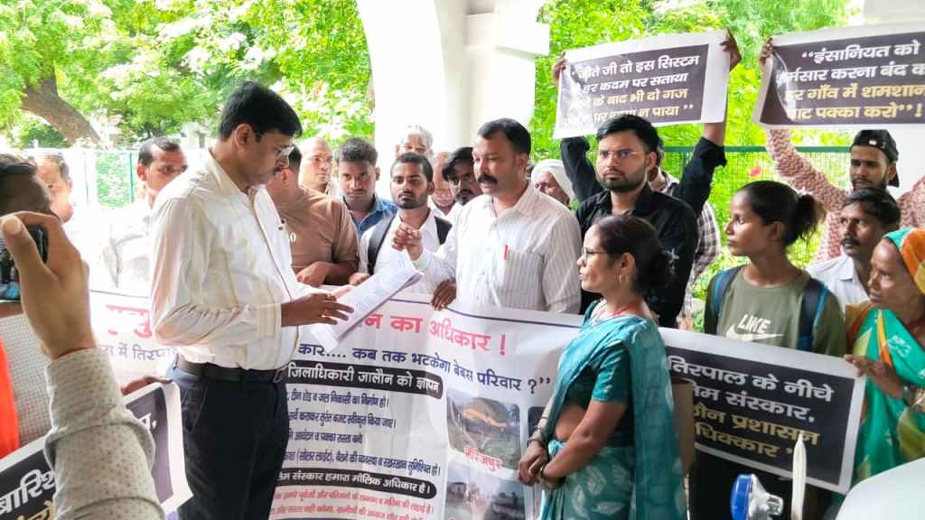 बारिश में भीगती शवयात्राएं, सवालों के घेरे में जालौन का ग्रामीण&nbsp;विकास