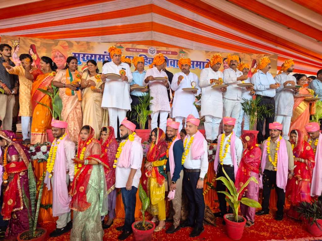 714 जोड़ों ने थामा एक-दूसरे का हाथ, सामूहिक विवाह समारोह में गूंजे मंगलगीत