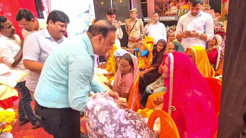 अंतर्राष्ट्रीय वृद्धजन दिवस पर डीएम ने वृद्धाश्रम में बुजुर्गों से की&nbsp;मुलाकात
