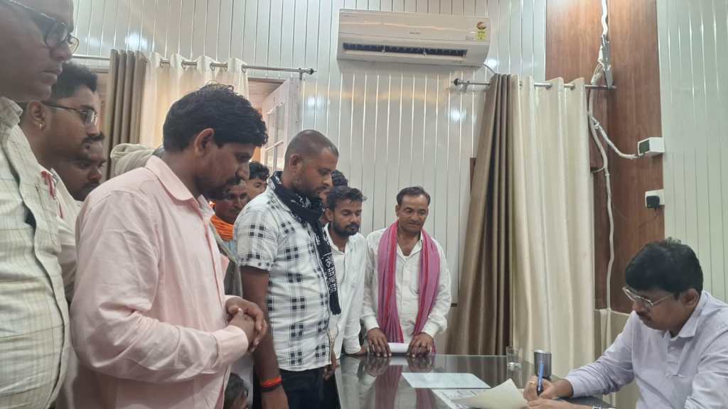 सड़क निर्माण को लेकर ग्रामीणों ने सौंपा प्रार्थना पत्र