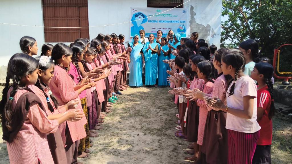 जल सहेलियों ने चलाया स्वच्छता अभियान, बच्चों को सिखाए हाथ धोने के सात चरण