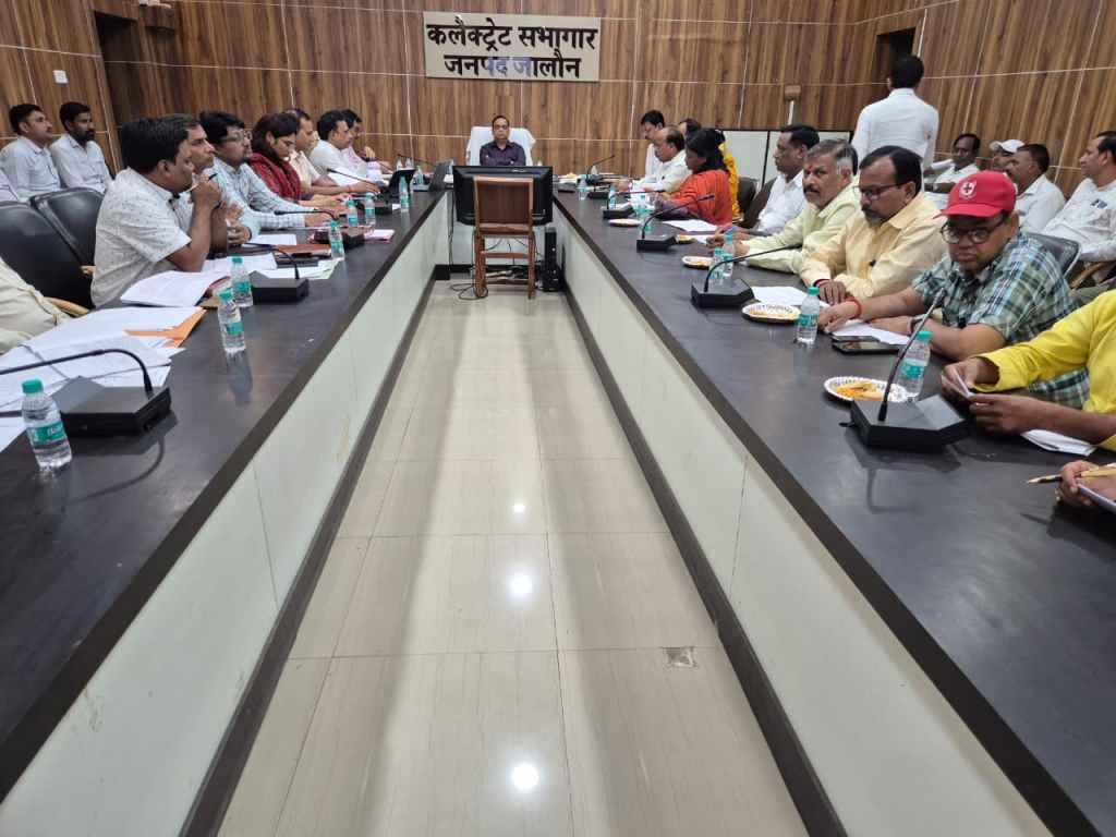 हाईवे के गड्ढों पर डीएम सख्त, 15 दिन में मरम्मत के निर्देश; चौराहों से हटेंगे होर्डिंग और&nbsp;ई-रिक्शा