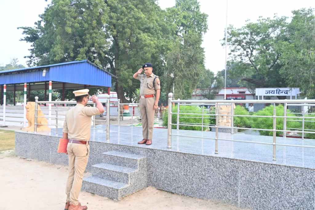 एसपी ने पहले परेड का निरीक्षण किया, फिर पुलिस लाइन की व्यवस्थाएं&nbsp;परखीं