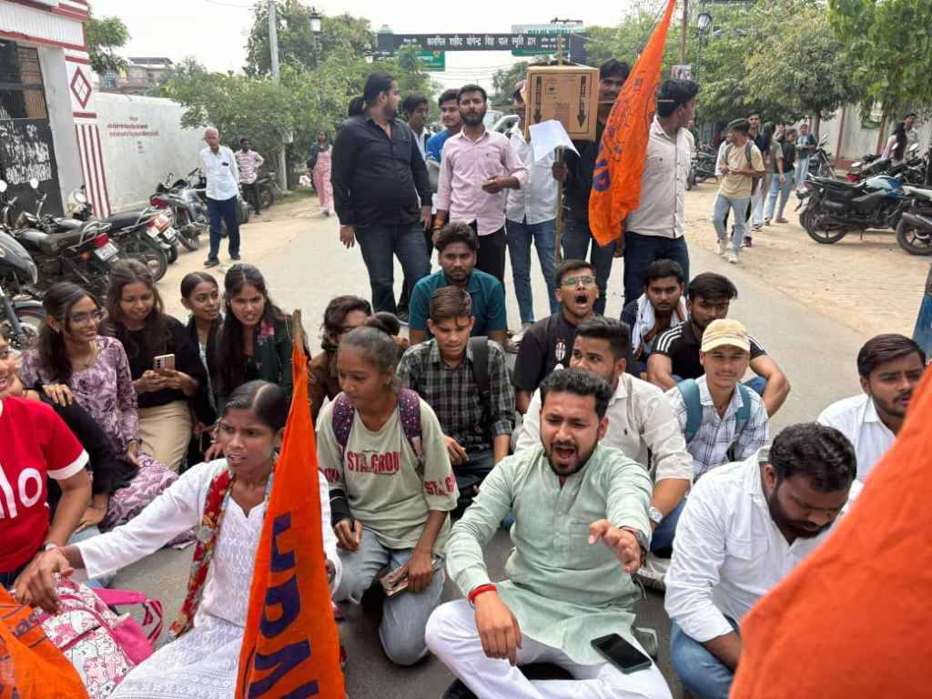 उरई में CJP के खिलाफ अभाविप का शक्ति प्रदर्शन, पुतला फूंककर लगाए ‘लोकतंत्र अपनाओ, अराजकता हटाओ’ के&nbsp;नारे