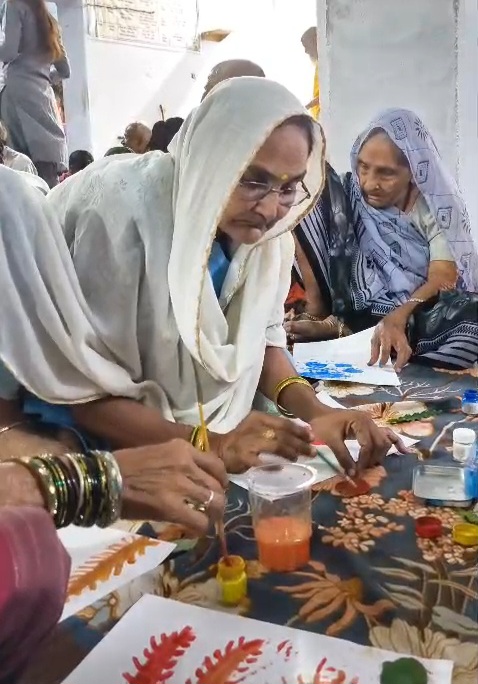 वृद्धाश्रम में बच्चों को मिले बाबा-दादी, बुजुर्गों को मिला पोते-पोतियों का&nbsp;प्यार