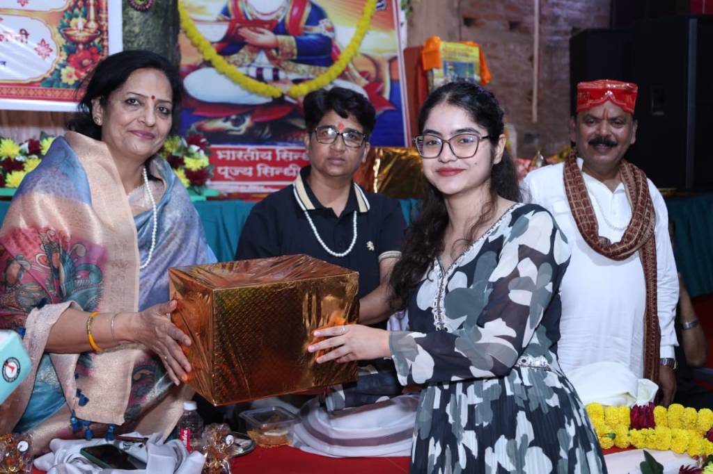 उरई में नवरात्रि सिंधी महोत्सव: मेधावी छात्र-छात्राओं का सम्मान, बच्चों ने सांस्कृतिक प्रतियोगिताओं में दिखाया&nbsp;जोश