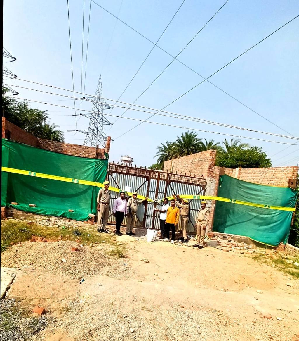 बस डिपो के सामने कालपी रोड पर हाईटेंशन तारों के नीचे हो रहा था निर्माण, विकास प्राधिकरण की प्रवर्तन टीम ने की&nbsp;कार्रवाई