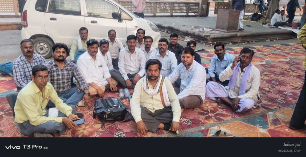 सहकारी समिति कर्मचारियों की हड़ताल से गहराया खाद संकट, निजी दुकानदार वसूल रहे मनमाने&nbsp;दाम